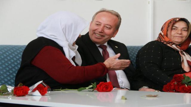 İYİ Parti İl Başkanı Ağır, Anneler Günü’nde huzur evini ziyaret etti.