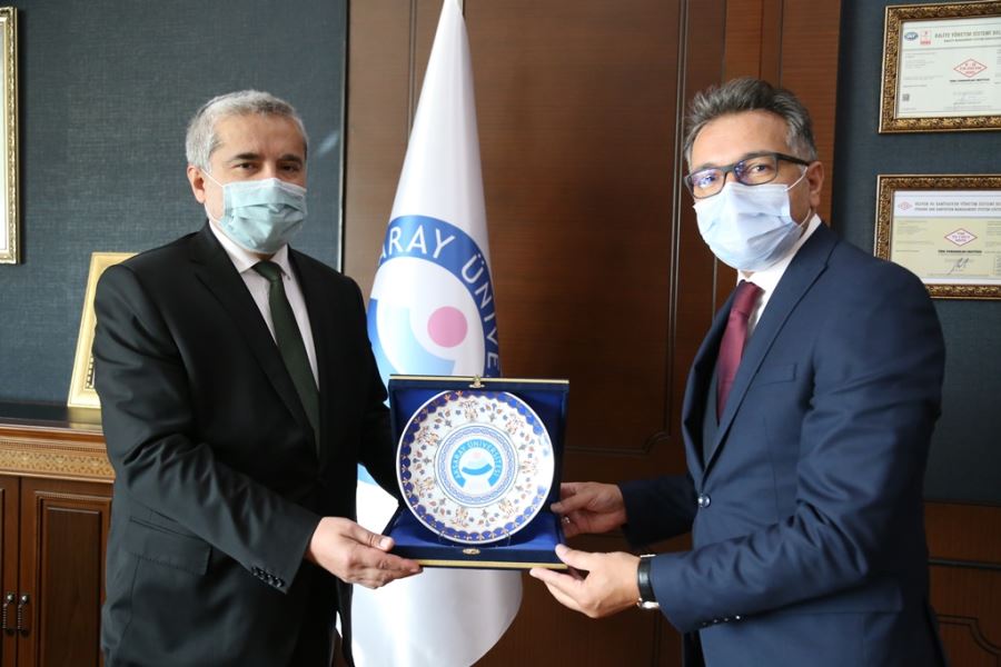 SELÇUK ÜNİVERSİTESİ REKTÖRÜ AKSOY