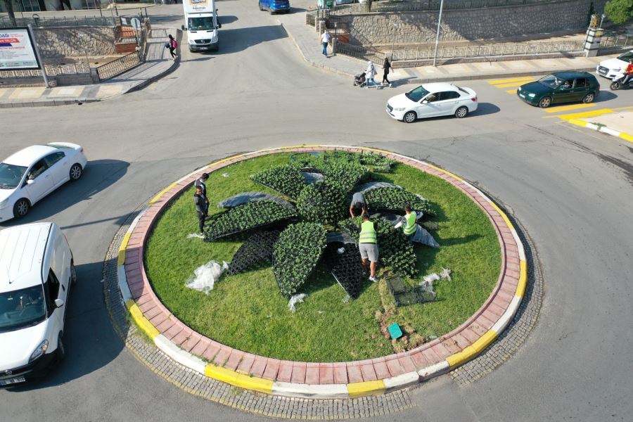 KAVŞAK VE ORTA REFÜJLER MODERN BİR GÖRÜNÜME KAVUŞTU