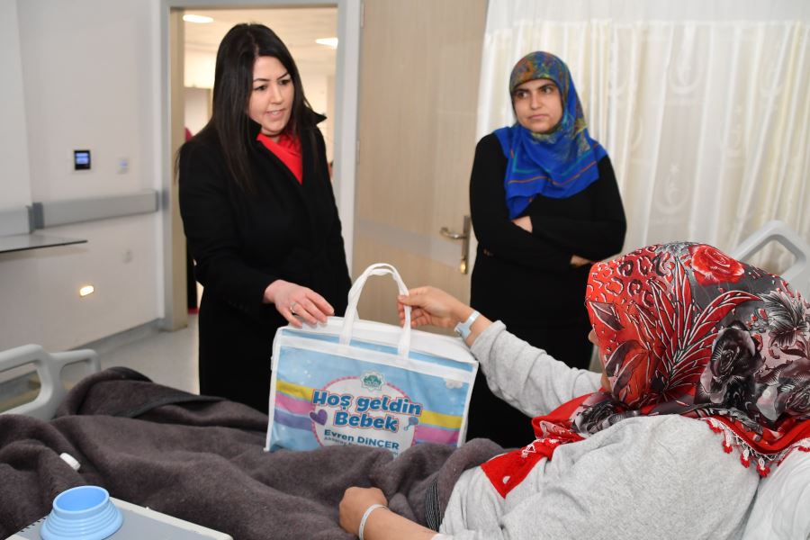 YENİ DOĞAN BEBEKLERE İLK HEDİYE BAŞKAN DİNÇER’DEN