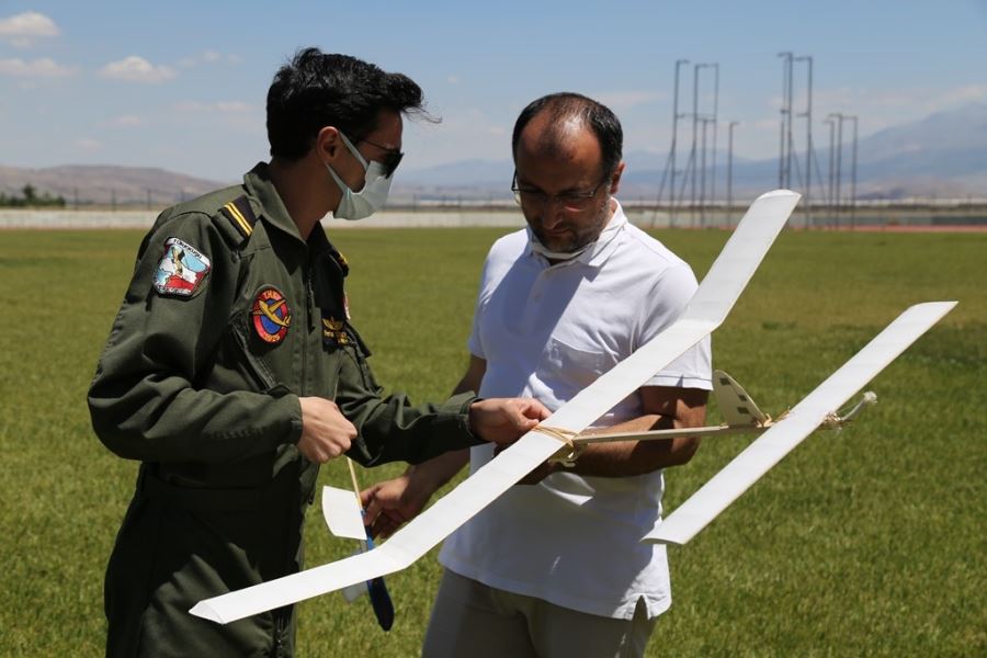 MODEL UÇAK KURSU UÇUŞ UYGULAMASIYLA TAMAMLANDI