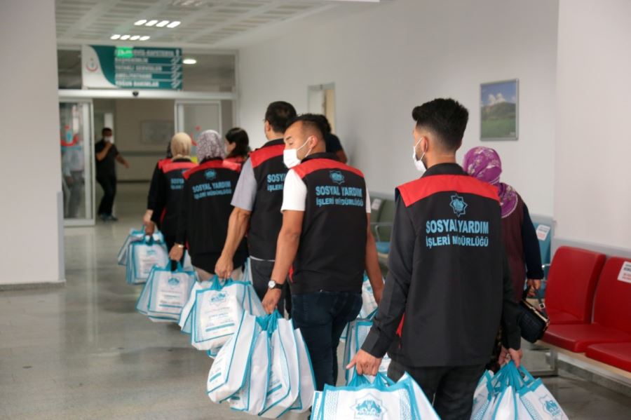 BAŞKAN DR.DİNÇER, HASTA VE HASTA YAKINLARININ YÜZÜNÜ GÜLDÜRDÜ