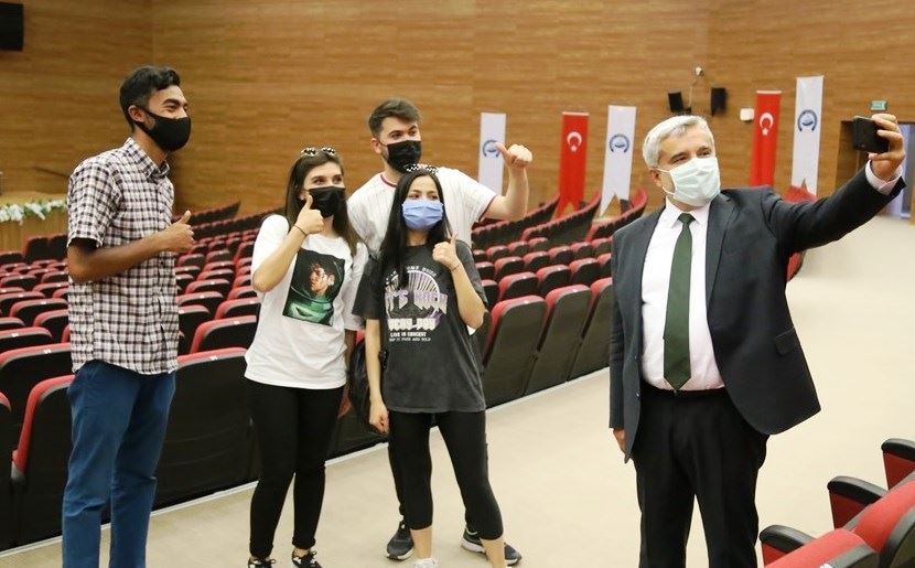 ŞAHİN, ASÜ’YÜ TANIMAK İSTEYEN LİSE ÖĞRENCİLERİNİ AĞIRLADI