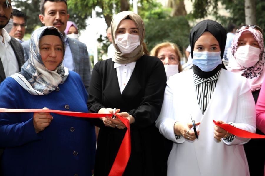 MERVE DİNÇER “ORMAN YANGINLARINDAN ETKİLENEN AFETZEDELERİN YANINDAYIZ”