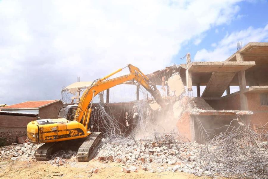 TEHLİKE ARZ EDEN METRUK BİNALAR KONTROLLÜ ŞEKİLDE YIKILDI