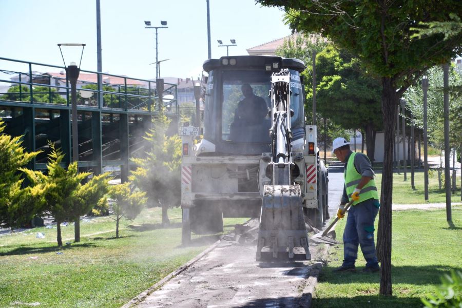 OYUN PARKLARININ VE YÜRÜYÜŞ YOLLARININ ZEMİNİ YENİLENİYOR