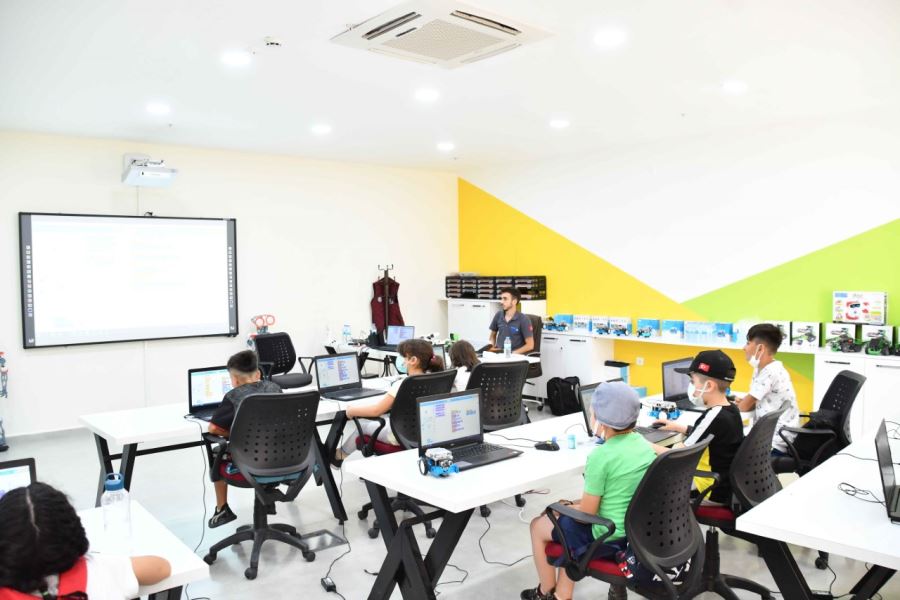 ÖĞRENCİLER AKSARAY BİLİM MERKEZİNDE HEM EĞLENİYOR HEM ÖĞRENİYOR