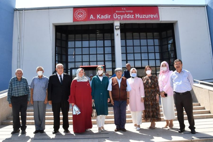 PROTOKOL EŞLERİ HUZUREVİ SAKİNLERİNİ ZİYARET ETTİ