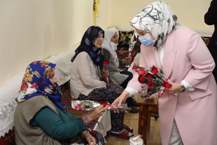 Huzurevi sakinlerini sevindiren ziyaret.