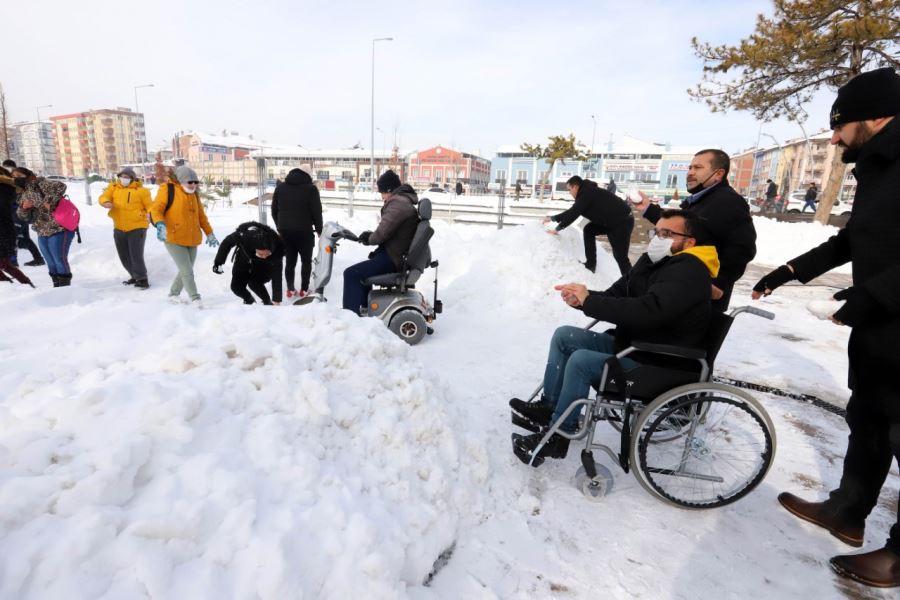 ÖZEL ÇOCUKLAR, ZABITALARLA KAR TOPU OYNAYIP EĞLENDİ