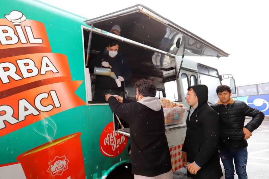 AKSARAY BELEDİYESİ KAR VE FIRTINA NEDENİ İLE YOLCULUĞA MOLA VEREN VATANDAŞLARA ÇORBA İKRAMINDA BULUNDU
