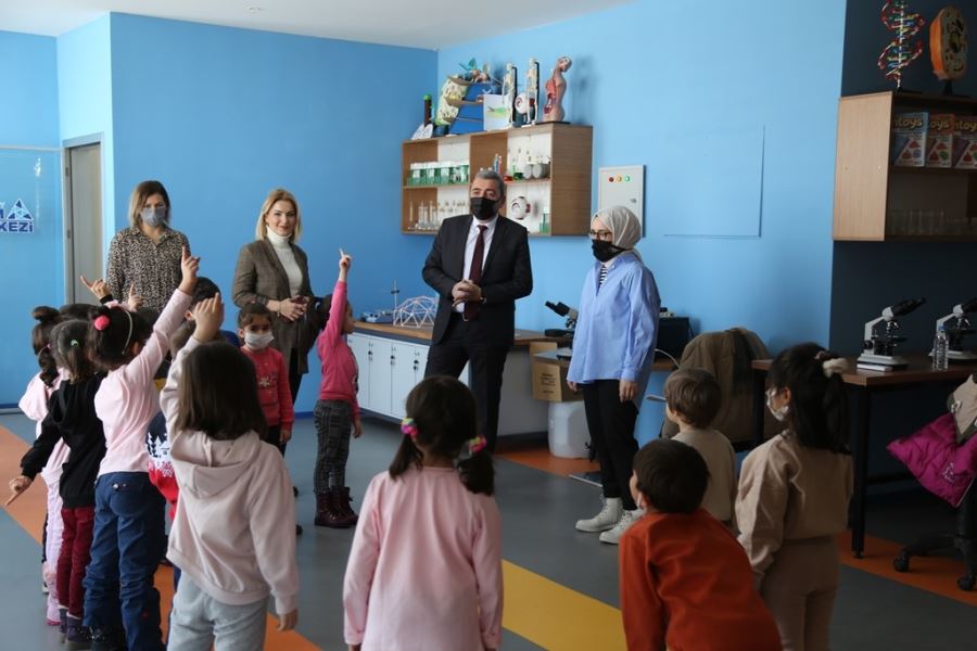 ÇOCUKLAR BİLİM KAMPINDA ATÖLYE ÇALIŞMALARINA KATILDI