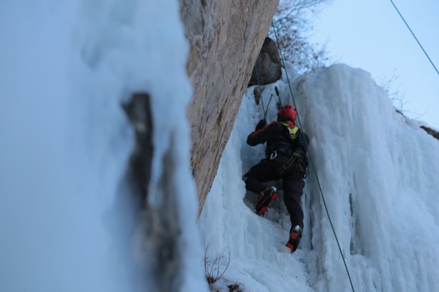 Buz tutan ‘Gelinkayası’ şelalesi büyük ilgi görüyor