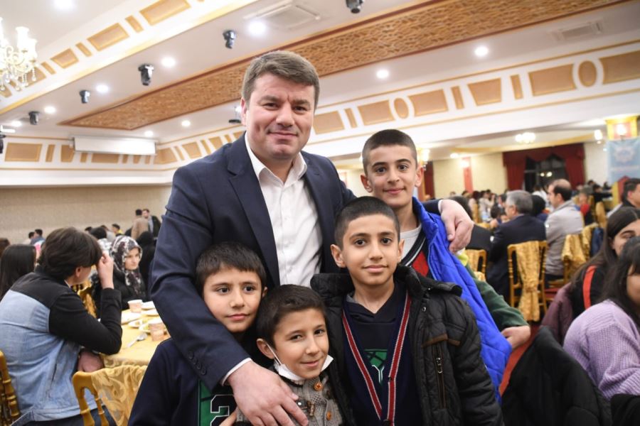 BAŞKAN DİNÇER, YETİM ÇOCUKLARLA İFTAR AÇTI