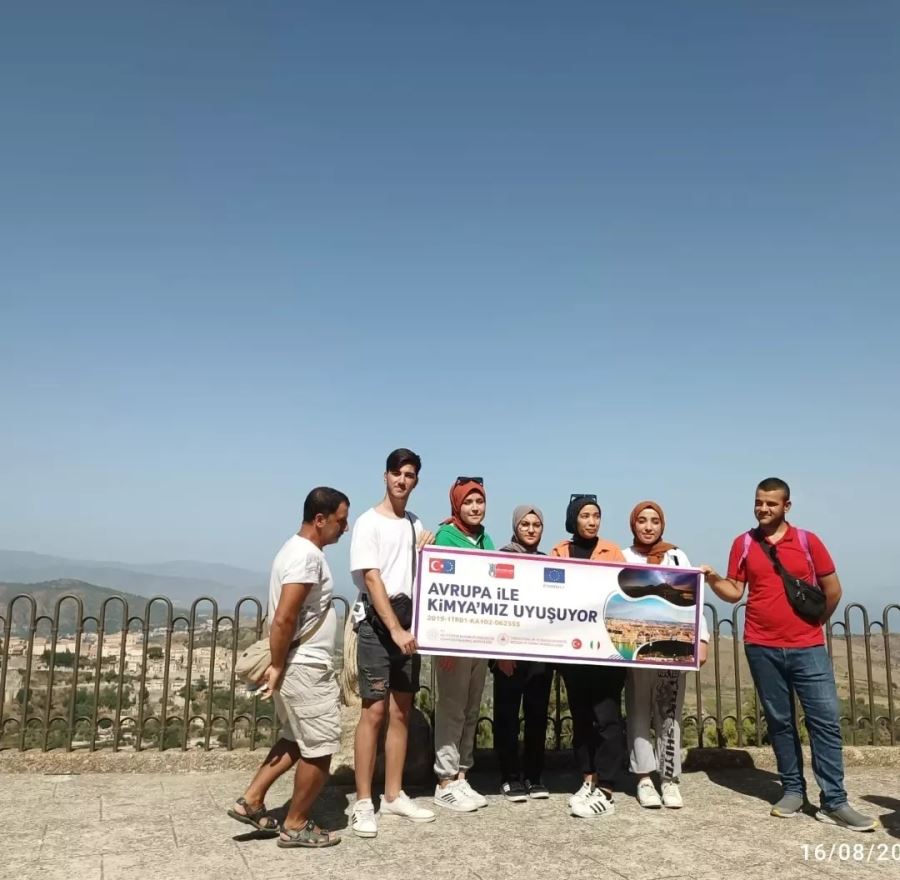 Aksaray Türkiye Odalar ve Borsalar Birliği Mesleki ve Teknik Anadolu Lisesi Kimya Teknolojisi Alanı Öğrencileri yurtdışında stajını tamamladı