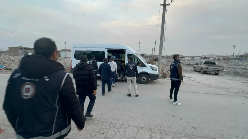 9 KAÇAK GÖÇMEN YAKALANDI VE SINIR DIŞI EDİLDİ