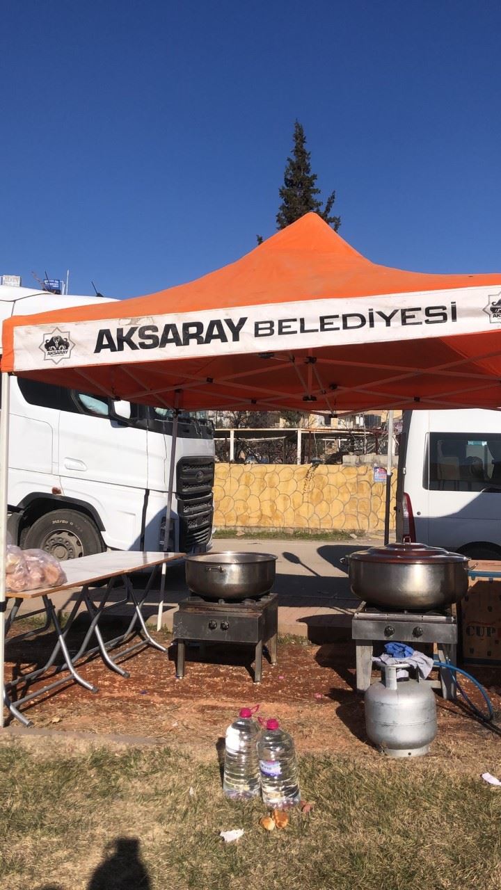 AKSARAY BELEDİYESİ DEPREM BÖLGESİNDE SICAK YEMEK İKRAMINDA BULUNUYOR