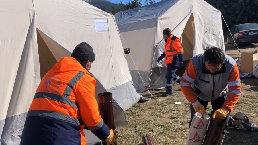 AKSARAY BELEDİYESİ, AFAD EKİPLERİ İLE KOORDİNELİ OLARAK ÇADIR KURULUMUNU SÜRDÜRÜYOR