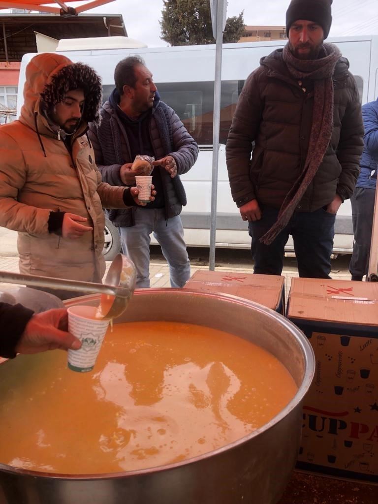 AKSARAY BELEDİYESİ, GÜNLÜK 5 BİN DEPREMZEDEYE ÇORBA İKRAMINDA BULUNUYOR