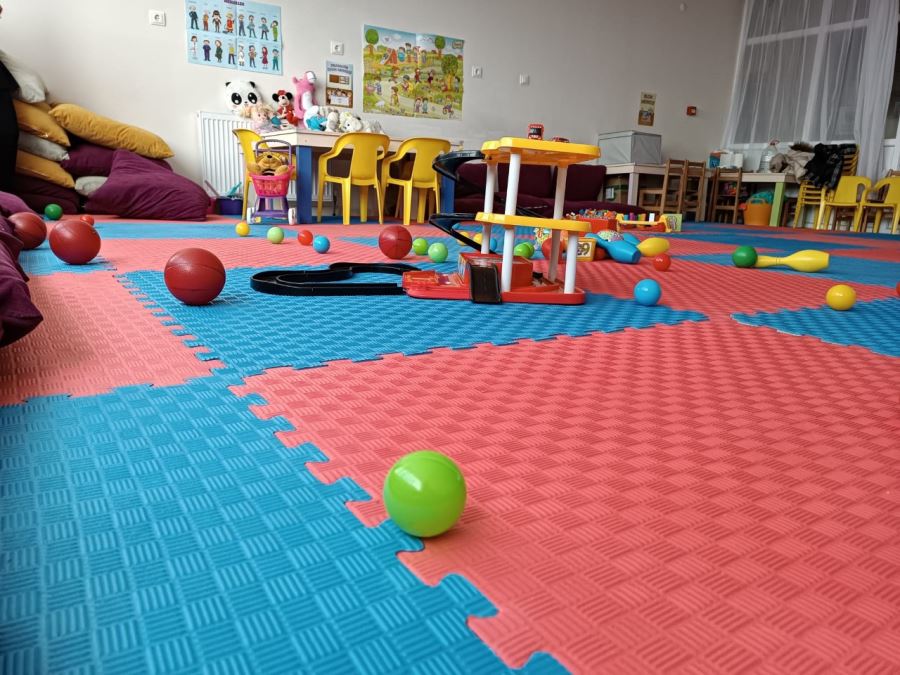 DEPREMZEDE ÇOCUKLAR İÇİN OYUN ALANI KURULDU