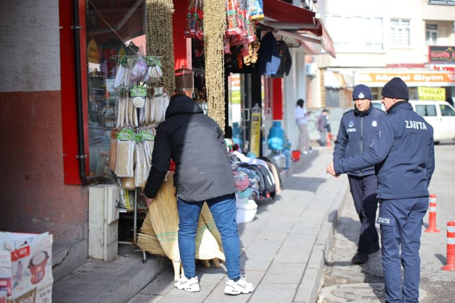 ZABITA EKİPLERİ KALDIRIM İŞGALİNE GEÇİT VERMİYOR