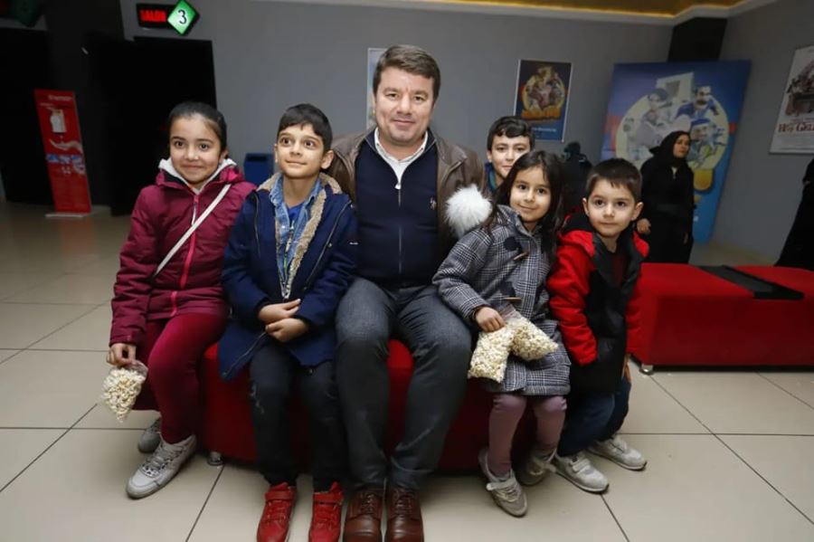 BAŞKAN DİNÇER’İN KARNE HEDİYESİ ÖĞRENCİLERİ MEMNUN ETTİ