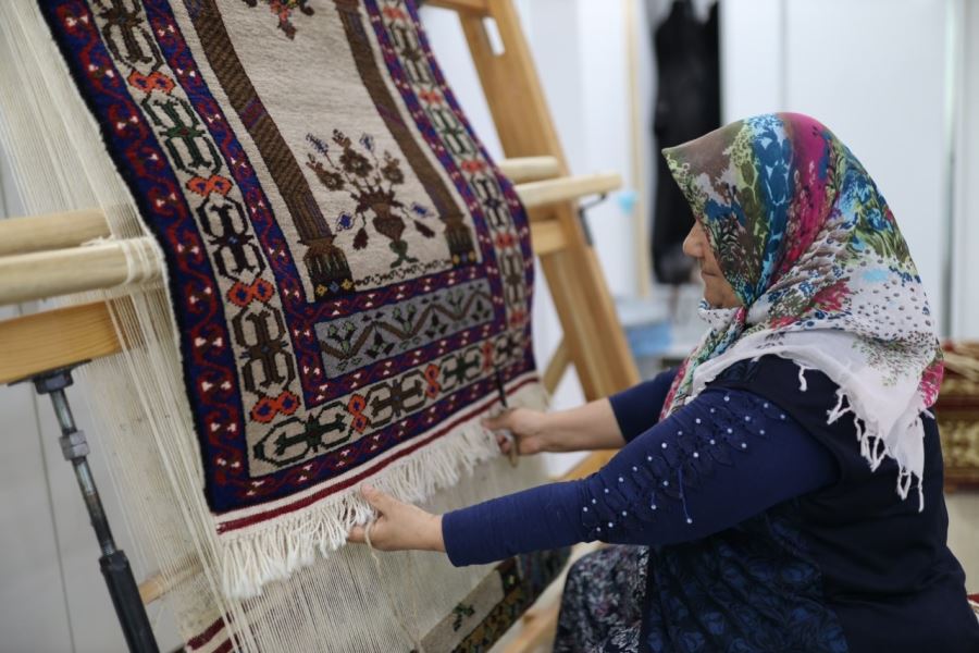 TARİHİ TAŞPINAR HALISI KADIN AKTİVİTE MERKEZİ’NİN KURSLARI İLE GELECEK NESİLLERE TAŞINIYOR