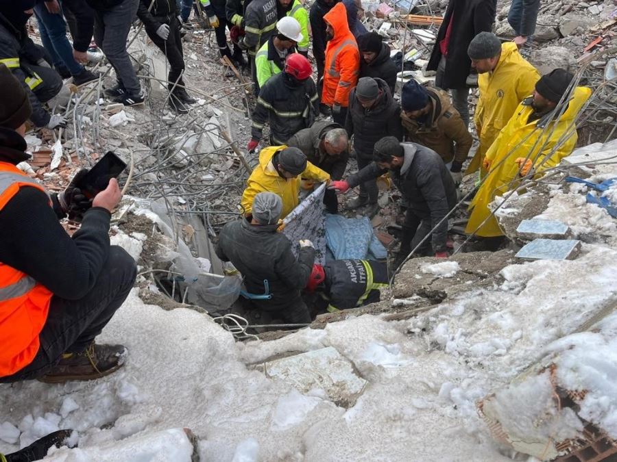 AKSARAY’DAN HATAY’A GİDEN EKİPLER 4. KİŞİYİ KURTARDI