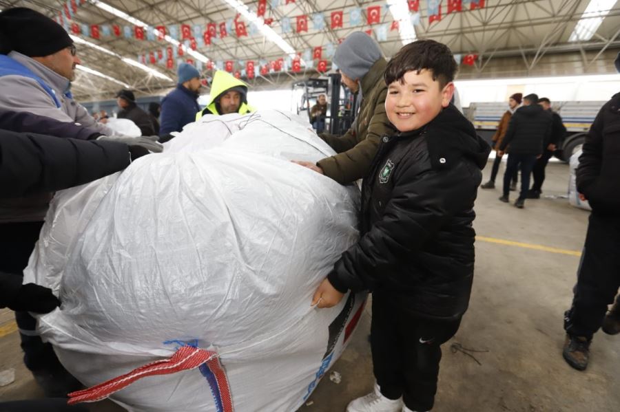 GENÇLER VE ÇOCUKLAR YARDIM TOPLAMA KAMPANYASINA YOĞUN DESTEK VERİYOR