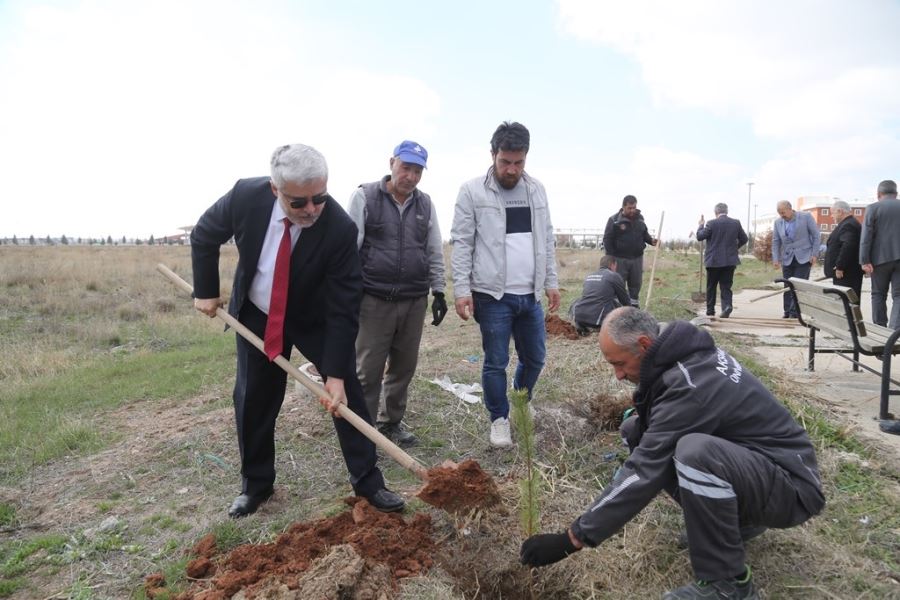 DEPREMLERDE HAYATINI KAYBEDEN ASÜ’LÜLER İÇİN FİDAN DİKİLDİ