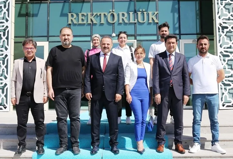ASÜ REKTÖRÜ  ARIBAŞ: