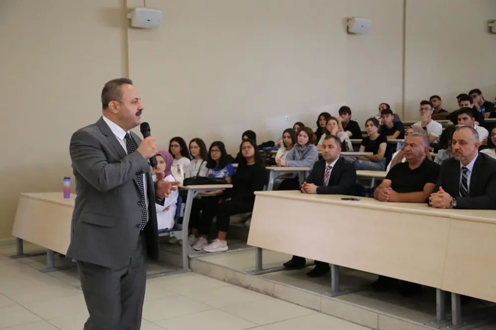 REKTÖR ARIBAŞ GENÇ TIPÇILARLA BULUŞTU