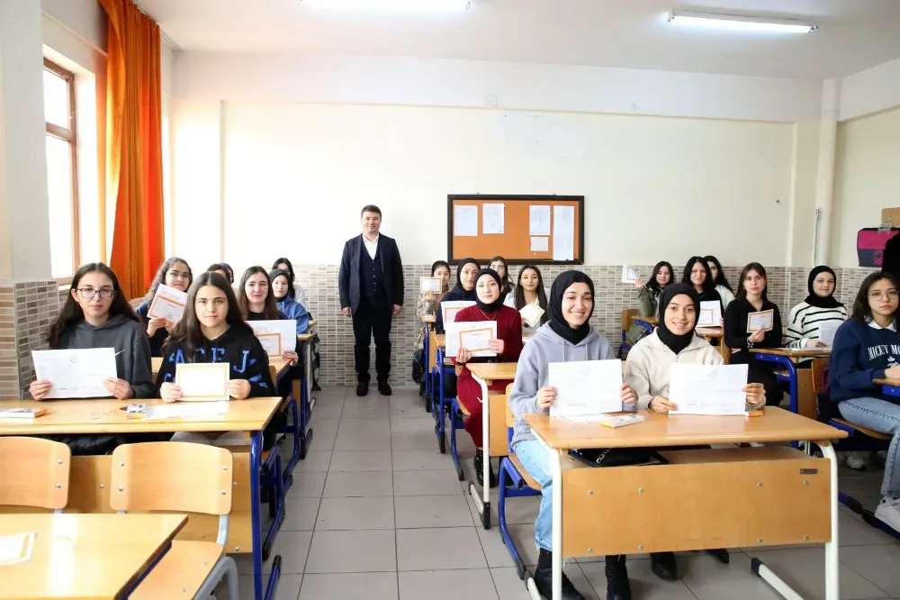 BAŞKAN DİNÇER YARIYIL TATİLİNDE TÜM ÖĞRENCİLERİMİZİ KİTAP KONAKLARIMIZA VE BİLİM MERKEZİMİZE DAVET EDİYORUM DEDİ