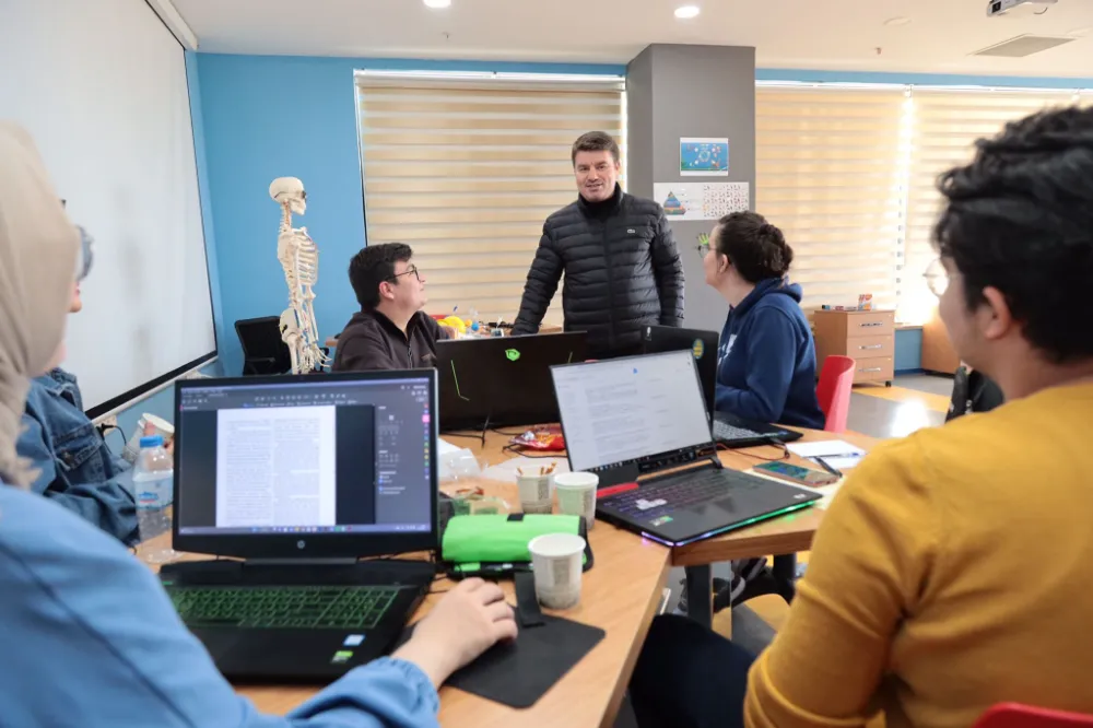 BAŞKAN DİNÇER; ‘’ŞEHRİ İMAR EDERKEN GENÇLERİMİZİ DE İHYA ETMENİN GAYRETİNDEYİZ’’