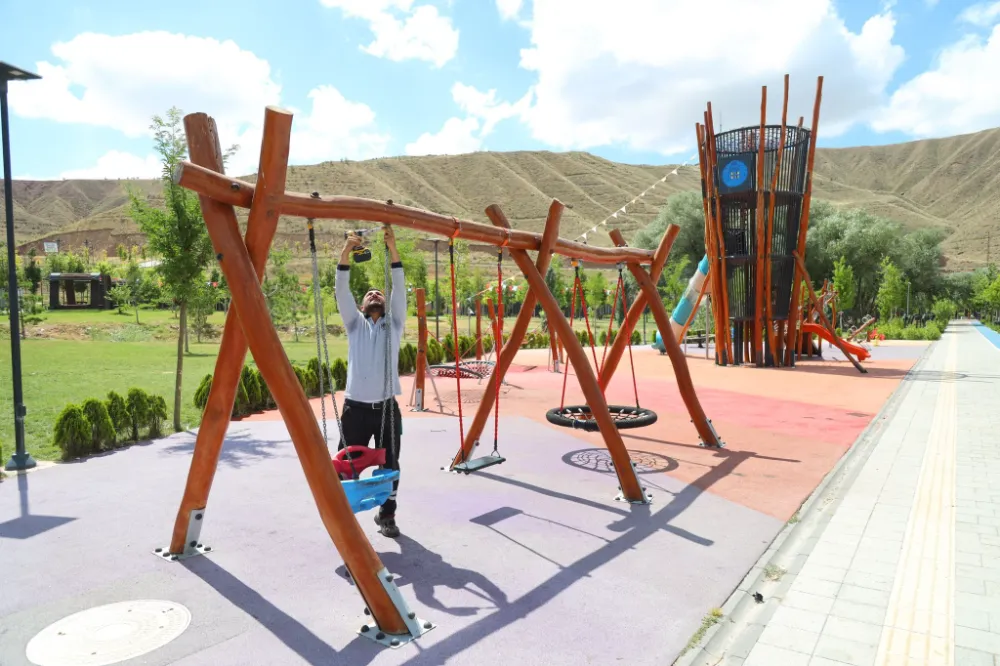 PARK VE BAHÇELERİN BAKIM VE ONARIMI RUTİN OLARAK YAPILIYOR