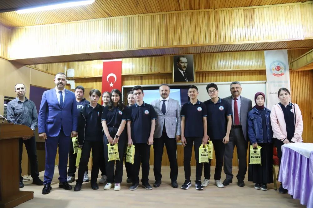 Rektör Arıbaş, Abdülhamid Han  Fen Lisesi öğrencileriyle buluştu.