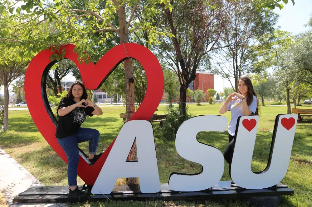 Aksaray Üniversitesi öğrencilerini  en iyi şekilde geleceğe hazırlıyor.